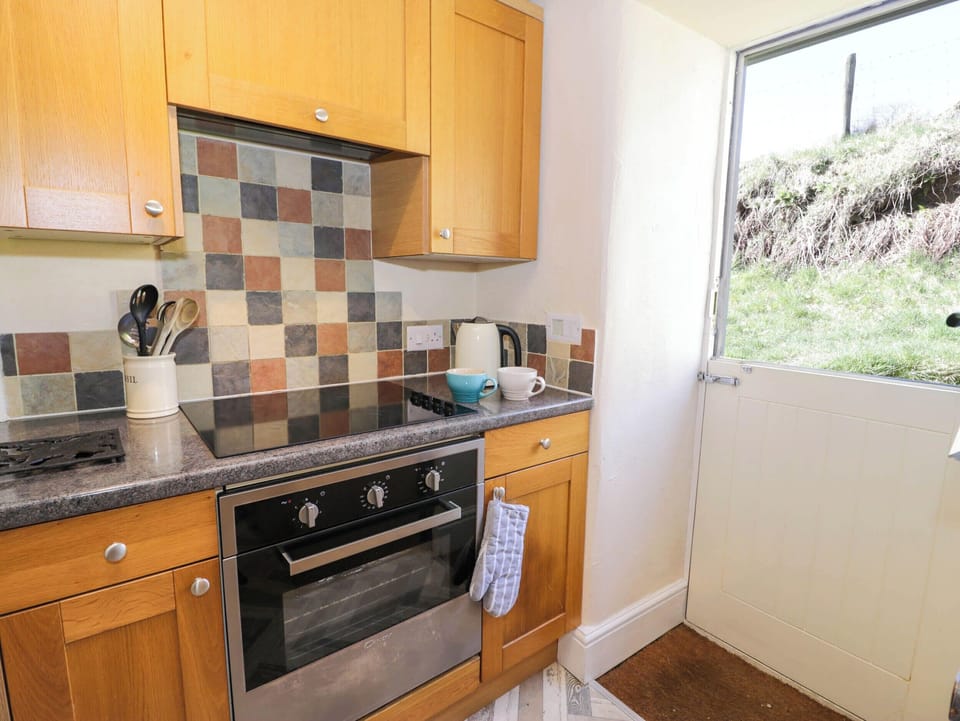 Cottage | Private kitchen | Dishwasher, cookware/dishes/utensils