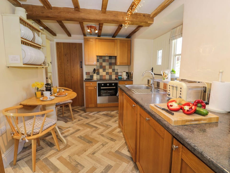 Cottage | Private kitchen | Dishwasher, cookware/dishes/utensils