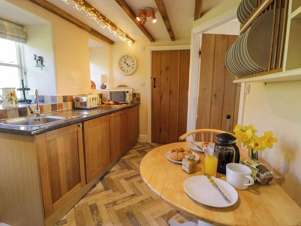 Cottage | Private kitchen | Dishwasher, cookware/dishes/utensils