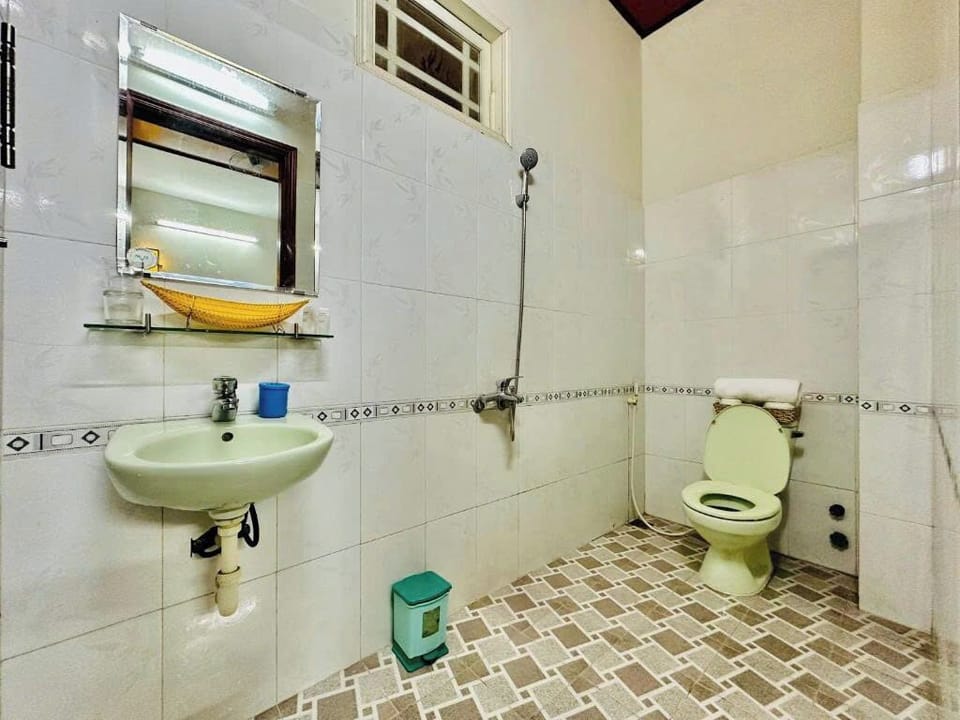 Shower, hair dryer, slippers, bidet