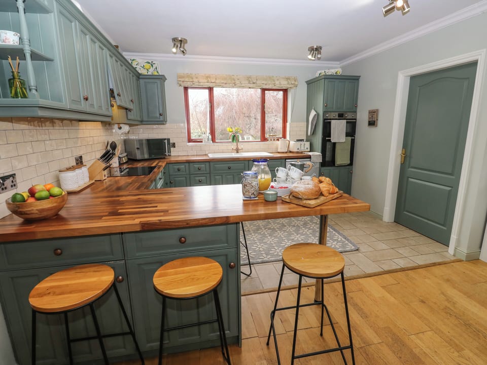 Dishwasher, electric kettle, cookware/dishes/utensils
