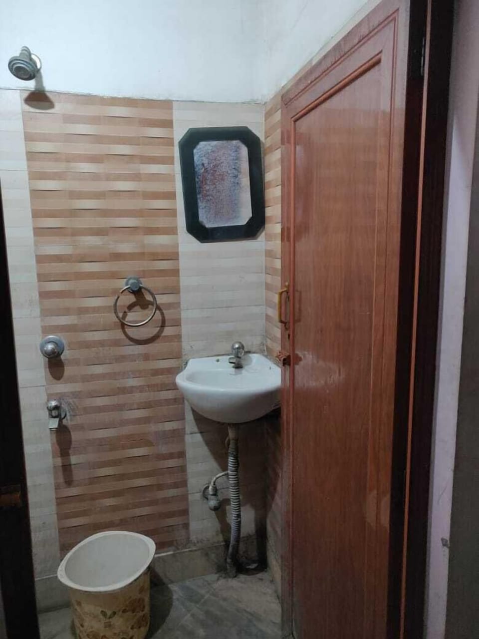 Standard Room | Bathroom | Shower, free toiletries, towels, soap