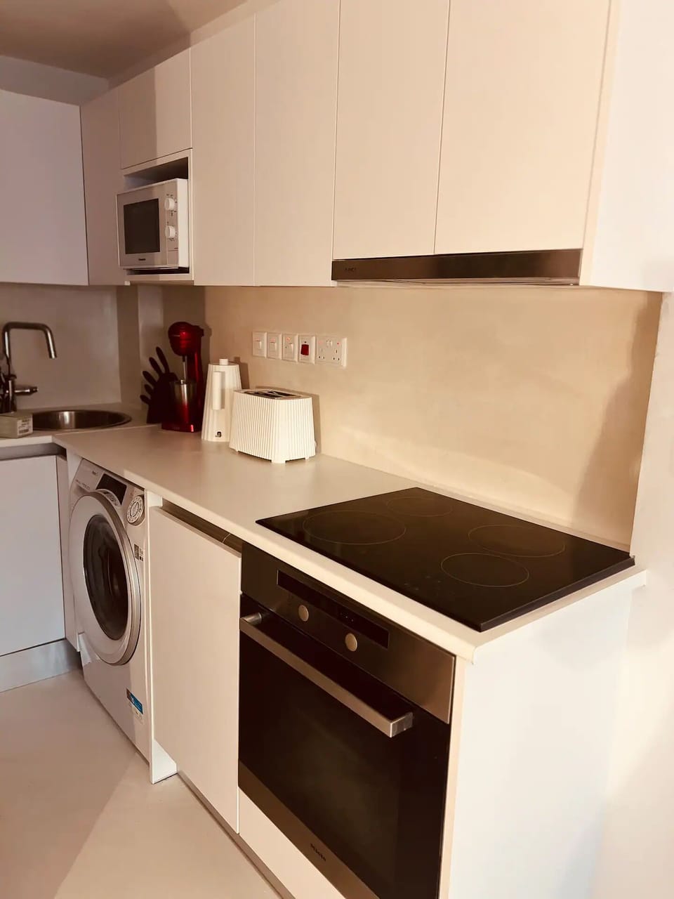 Your designer kitchen: smoothie maker, coffee machine, oven, fridge, and more!