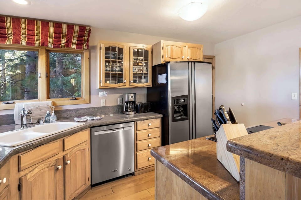 House, Multiple Beds, Hot Tub, Mountain View (Lakeview Hideaway) | Private kitchen | Coffee/tea maker, fridge, microwave, oven