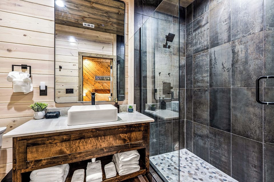 King Ensuite Bath