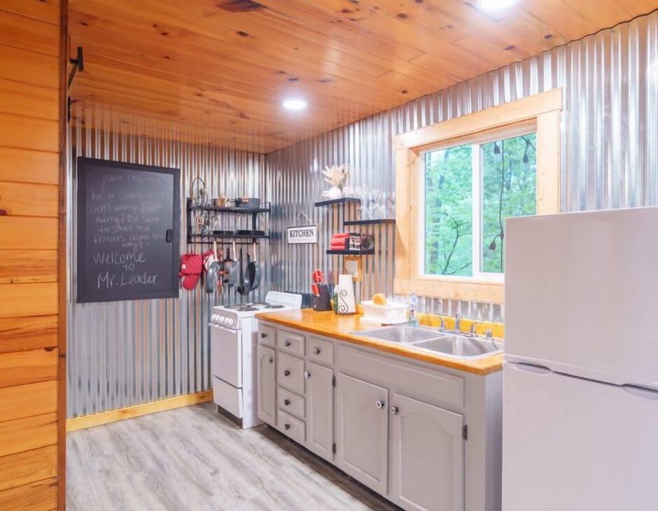 Full kitchen 