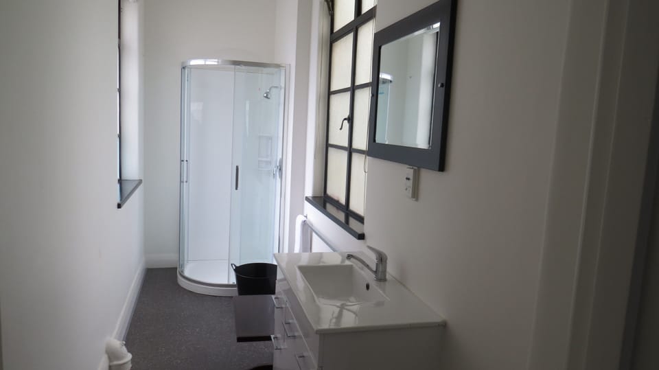 Family Apartment, 3 Bedrooms | Bathroom shower