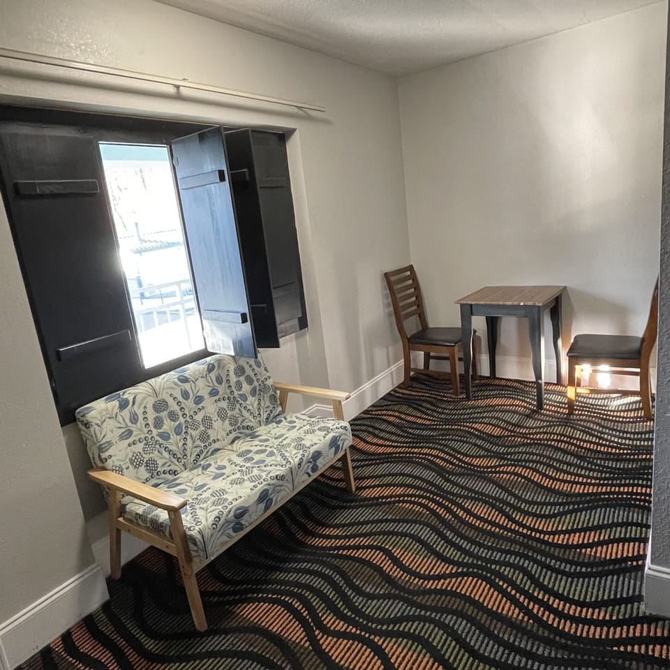 Room, 1 Queen Bed | Desk, iron/ironing board, cribs/infant beds, free WiFi