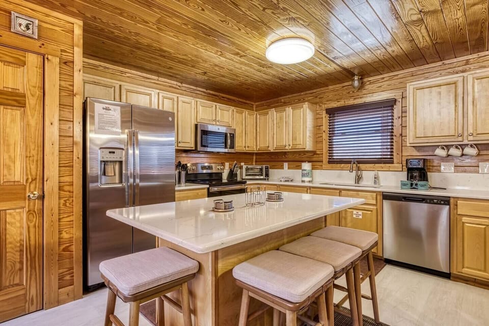 Fully stocked kitchen - Kitchen Island with seating