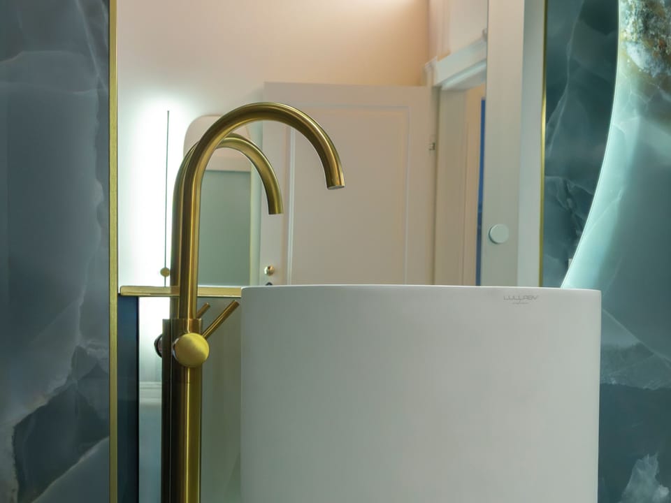 Moon River | Bathroom | Hair dryer, bidet, towels, soap