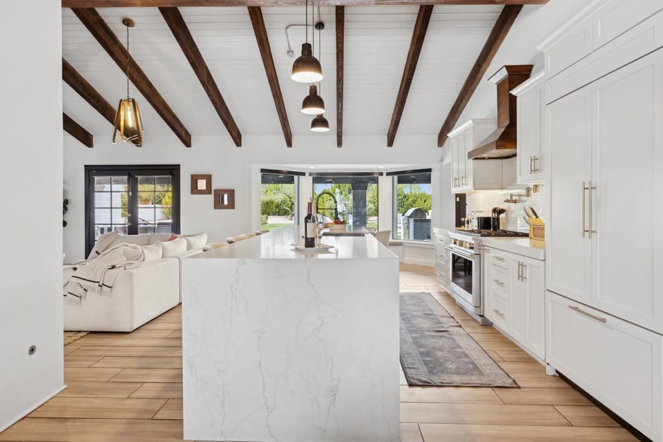 Cook in style in this sleek, fully-equipped chef’s kitchen