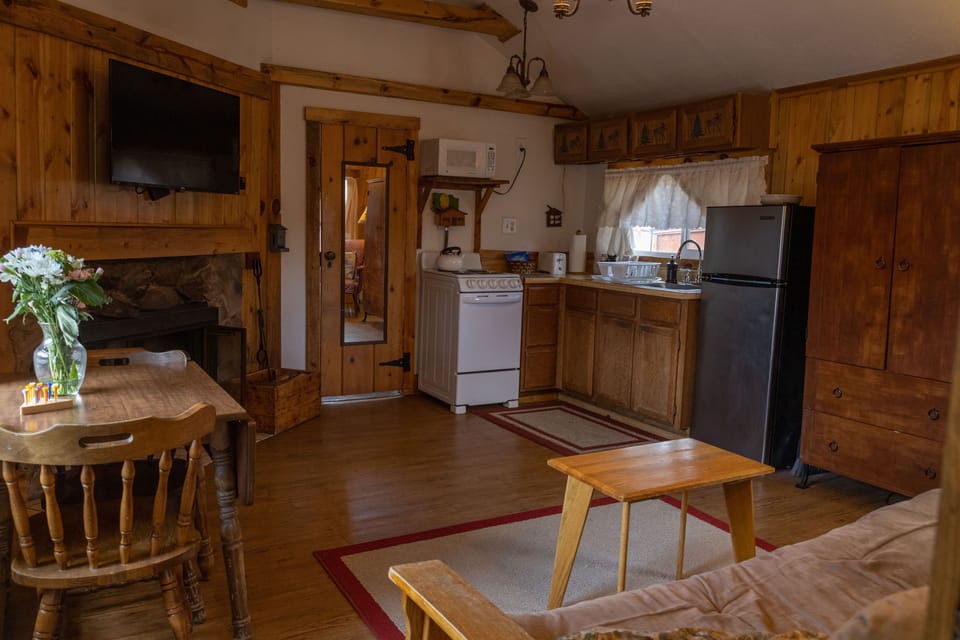 Traditional Cottage, 1 Queen Bed with Sofa bed | Private kitchen | Fridge, microwave, coffee/tea maker