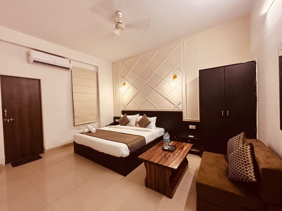 Premium Room | Egyptian cotton sheets, premium bedding, memory foam beds, in-room safe