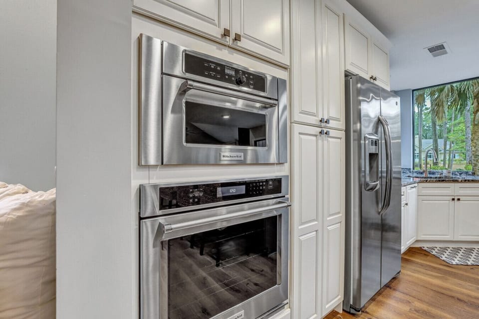 Chef-Ready Kitchen with Modern Amenities & Breakfast Island