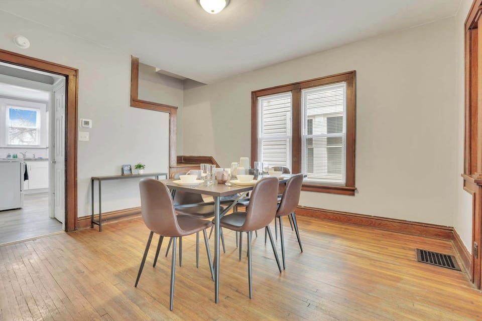 From morning coffee to dinner for the group — this dining room delivers
