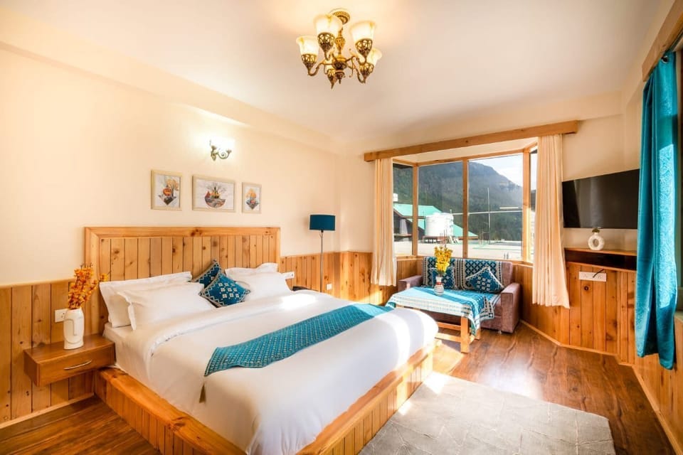 Desk, laptop workspace, WiFi (free), bed sheets