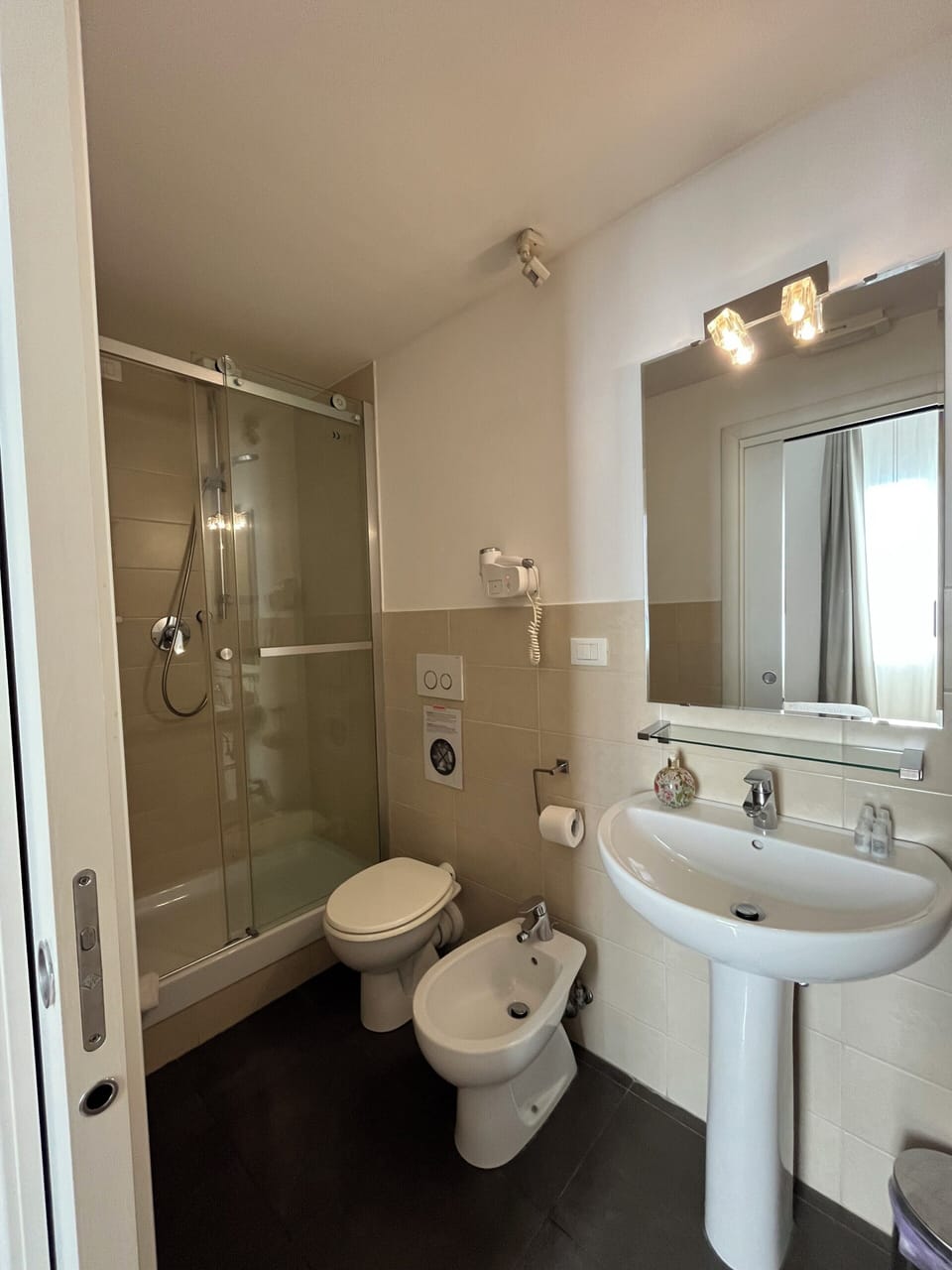 Basic Triple Room | Bathroom | Shower, hair dryer, towels, soap
