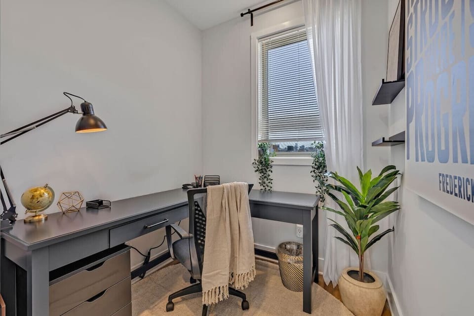 Office/Desk/Chair/Workspace