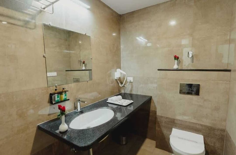 Classic Room | Bathroom | Shower, free toiletries, slippers, towels
