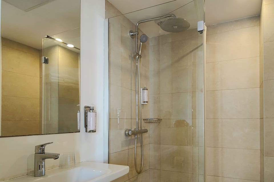 Suite Junior 20m² - Vue Notre-Dame | Bathroom | Shower, free toiletries, hair dryer, towels