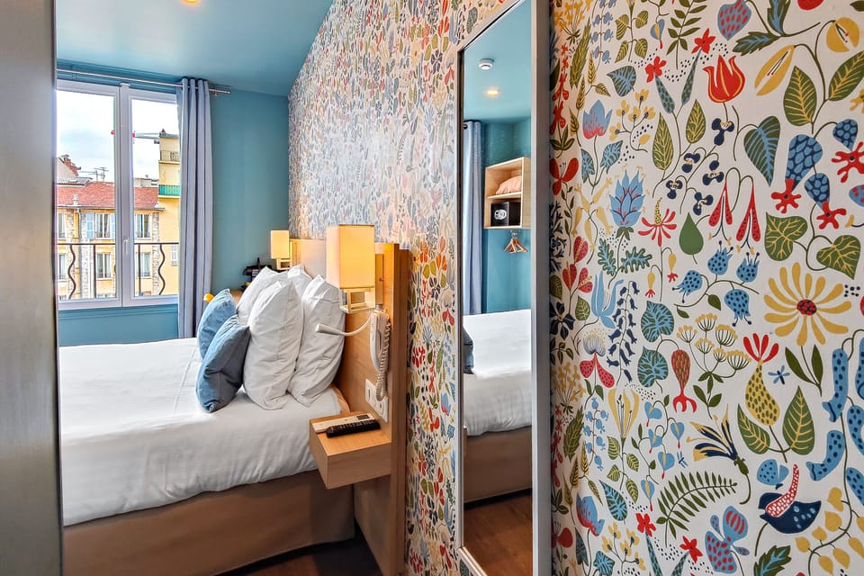 Chambre Petite Double Economique 9m² - Vue Cour | Select Comfort beds, in-room safe, desk, laptop workspace