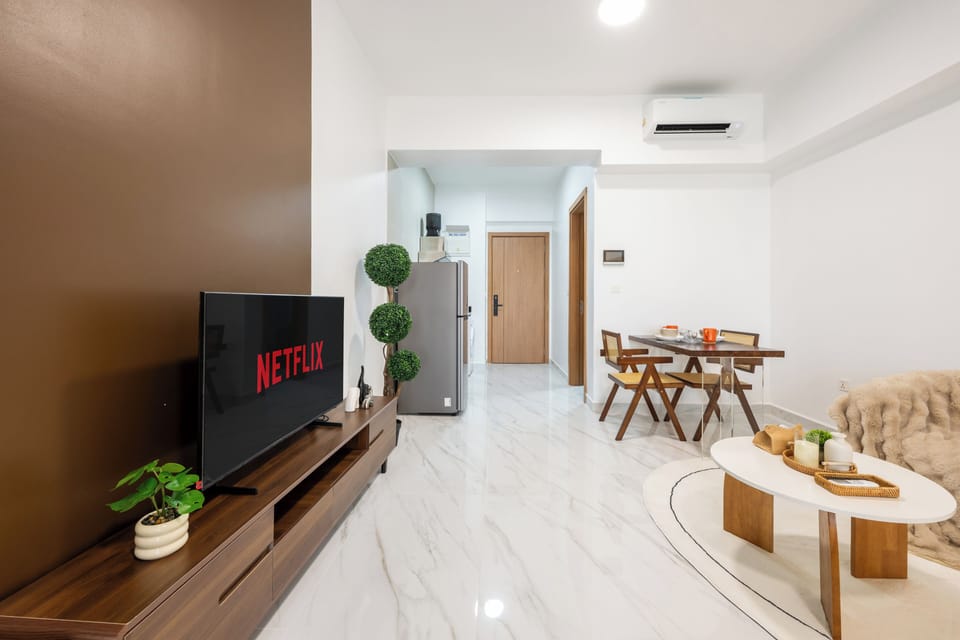 Comfort Studio | Living area | 43-inch Smart TV with digital channels