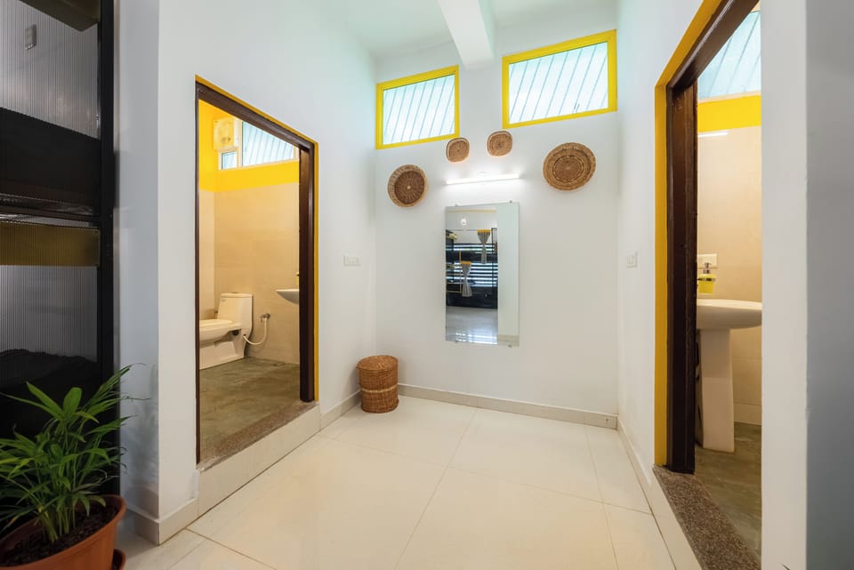 Bed in 10 Bed Mixed Dormitory | Bathroom | Shower, bidet, toilet paper