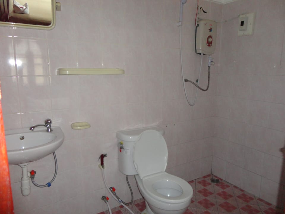 Basic Twin Room | Bathroom | Shower, free toiletries, hair dryer, slippers