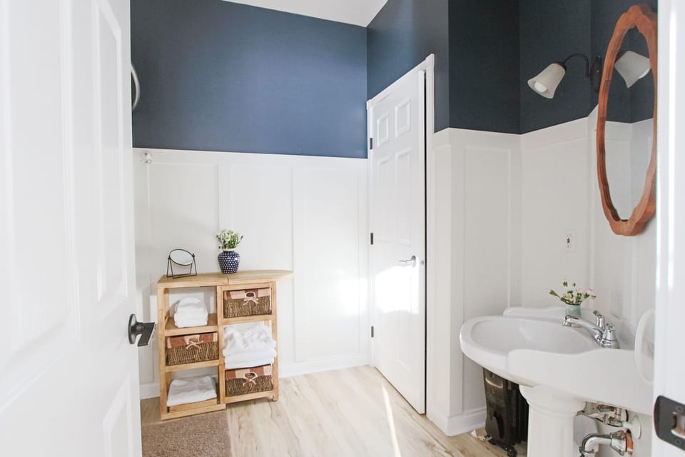 Deluxe Room, 1 King Bed, Garden View | Bathroom | Free toiletries, hair dryer, towels