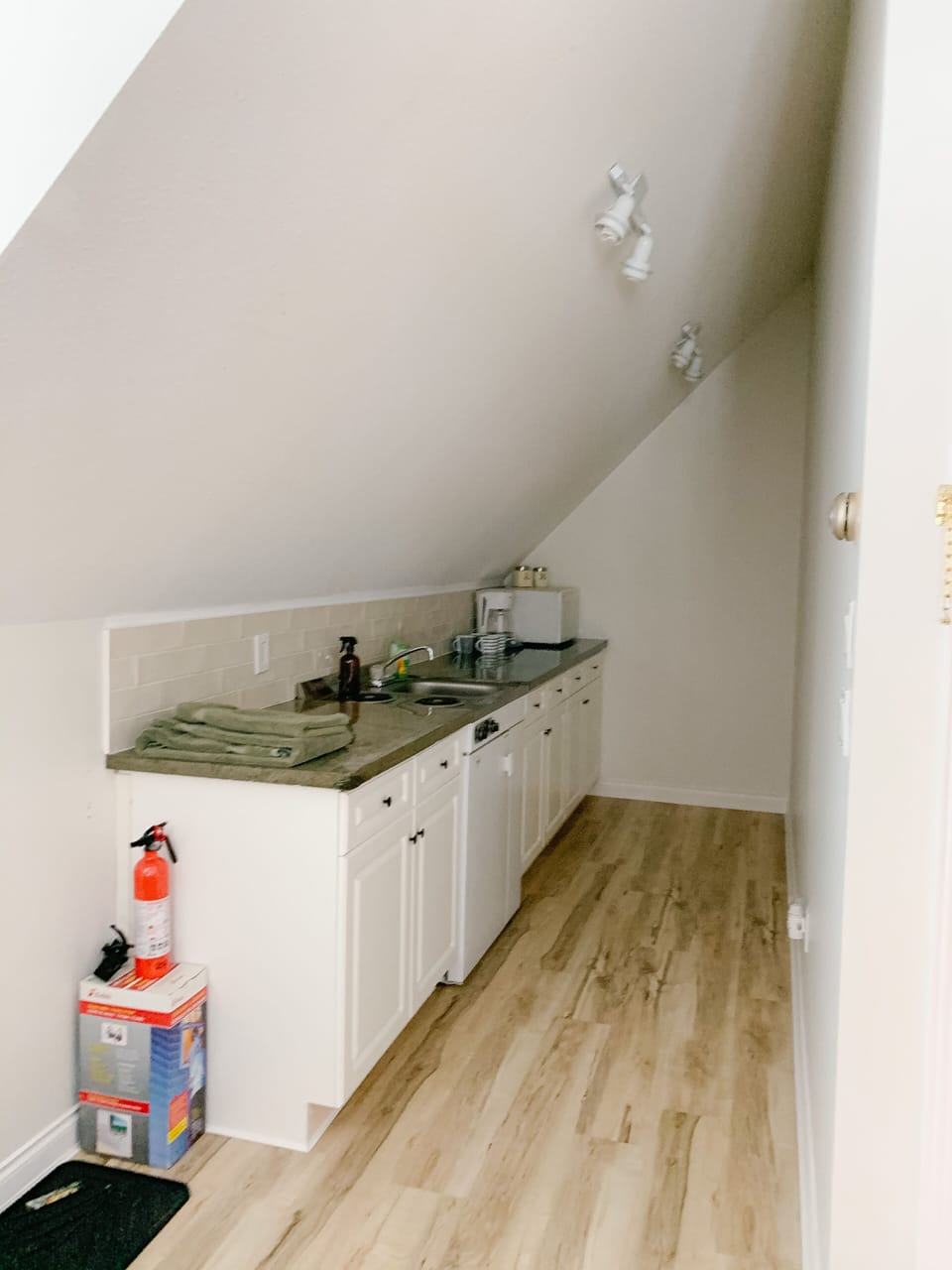 Deluxe Studio Suite, 1 King Bed, Garden View | Private kitchenette | Coffee/tea maker, mini-fridge