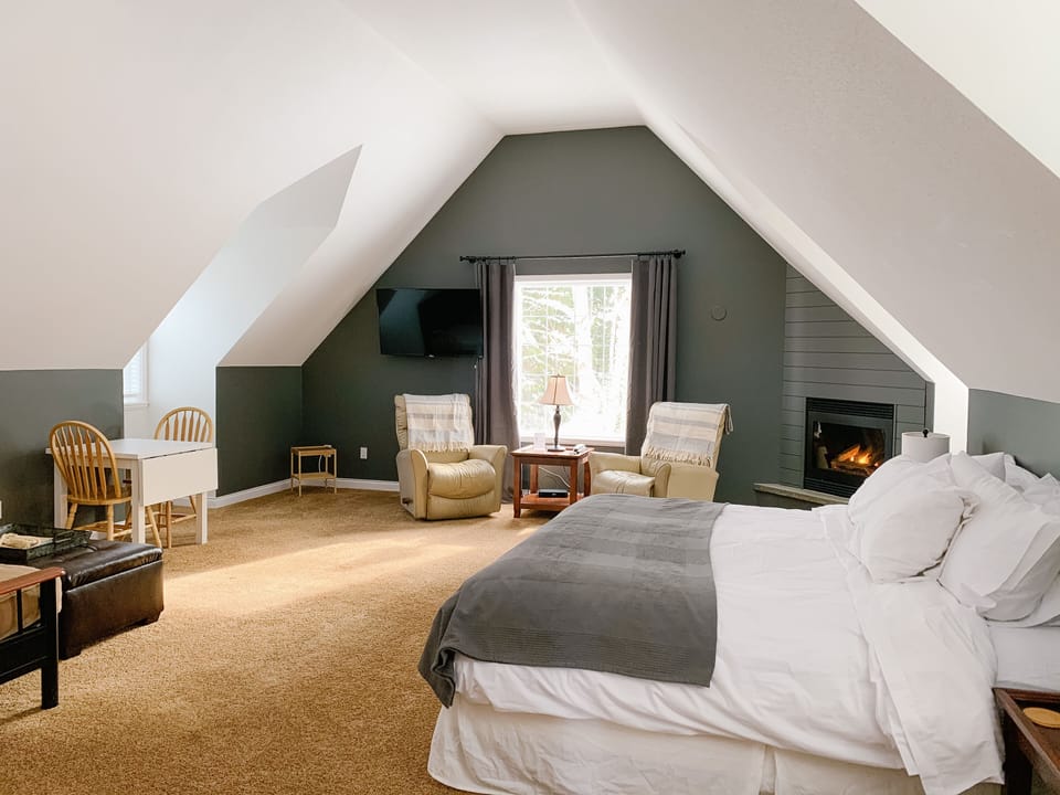 Deluxe Studio Suite, 1 King Bed, Garden View | Premium bedding, desk, WiFi (free), individually decorated