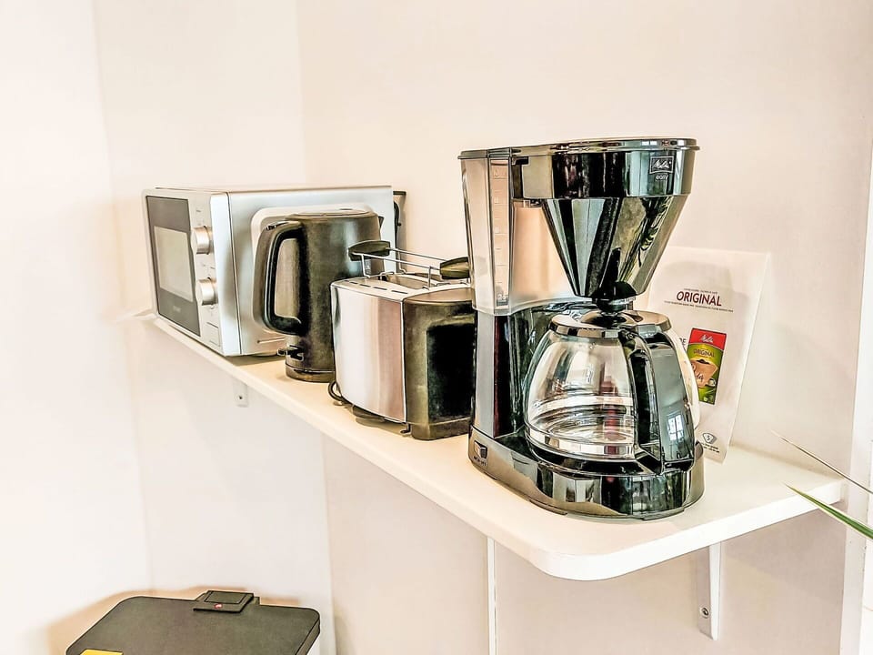 Kitchen Appliance, Small Appliance, Shelving, Serveware, Coffeemaker, Home Appliance, Machine, Shelf, Mixer
