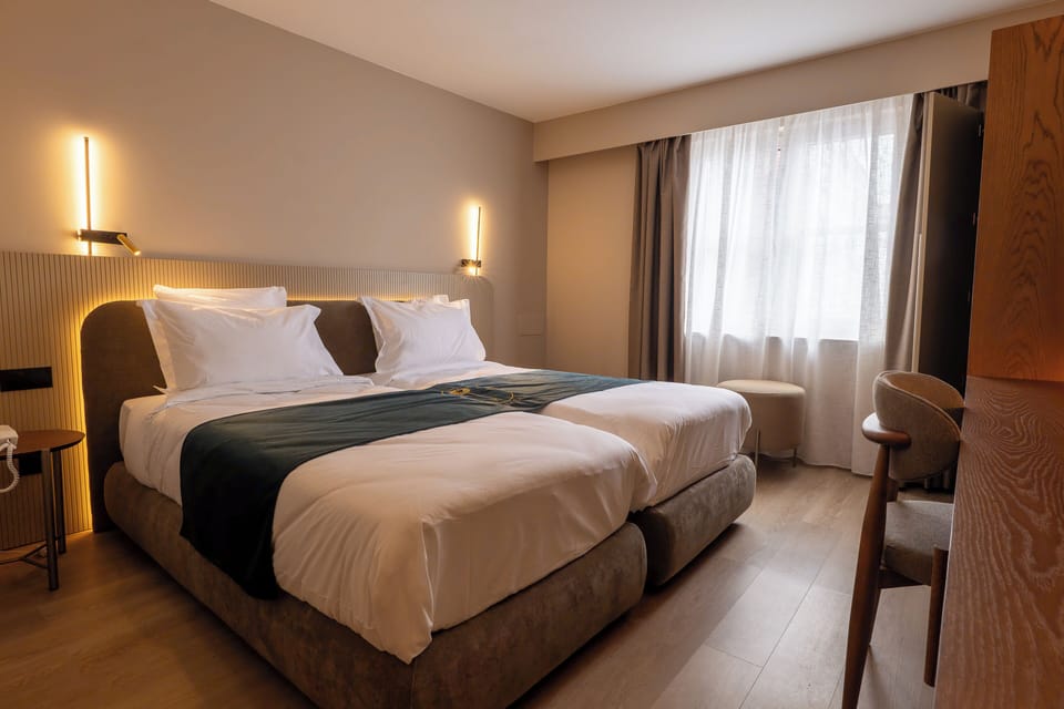 Standard Twin Room | In-room safe, desk, laptop workspace, blackout drapes