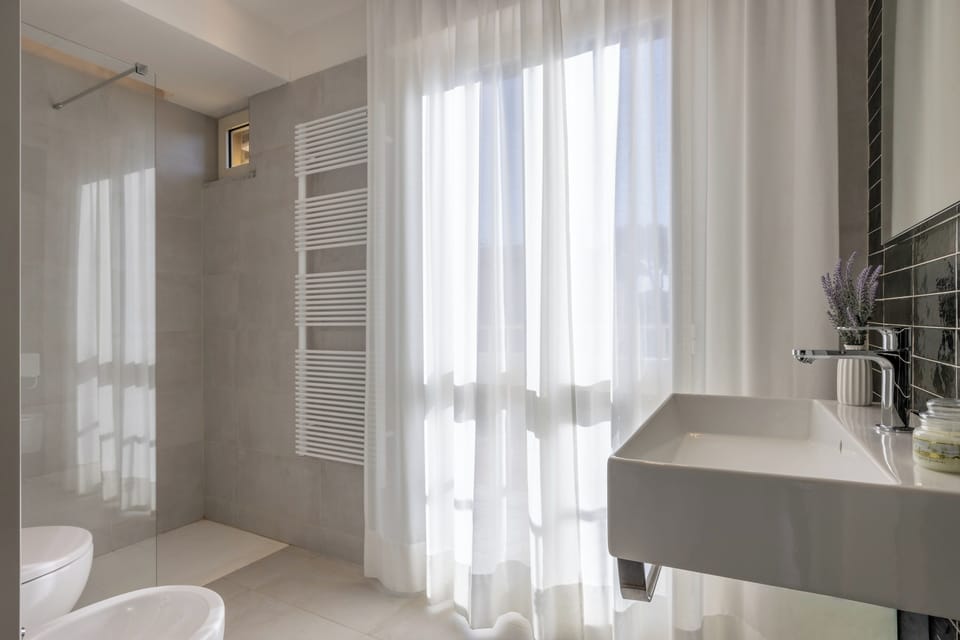 Comfort Double or Twin Room, Balcony | Bathroom | Shower, hair dryer, towels, soap