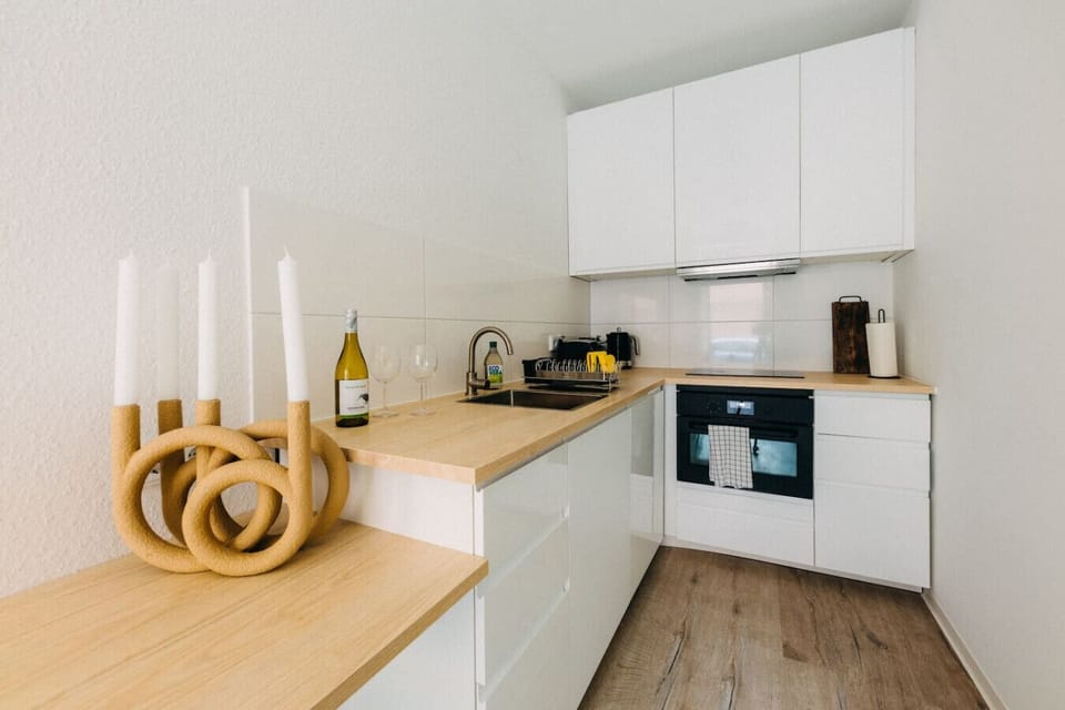 ️ Kochen mit Stil! Die moderne, voll ausgestattete Küche bietet alles, was du brauchst – vom gemütlichen Frühstück bis zum entspannten Dinner. Mit stilvollem Design und durchdachten Details wird Kochen hier zum Genuss. Perfekt für Selbstversorger!