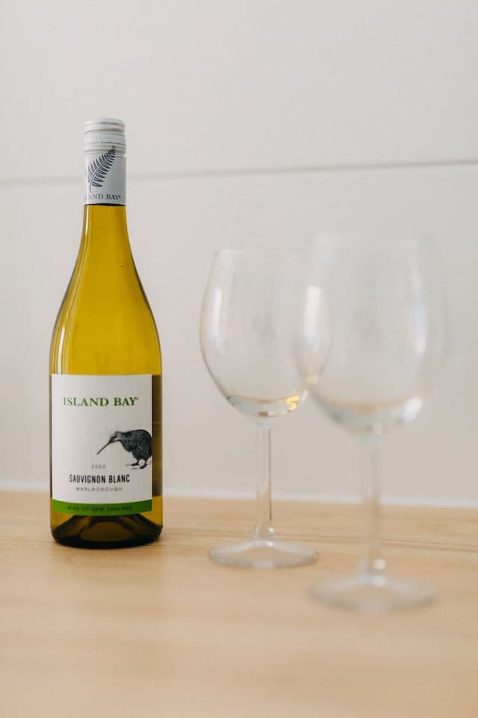 Zeit zum Genießen! Ein guter Wein, zwei Gläser und ein stilvolles Ambiente – die perfekte Einladung für entspannte Abende im Apartment. Ob allein zum Abschalten oder zu zweit für besondere Momente, hier fühlt sich jeder Schluck nach Urlaub an!