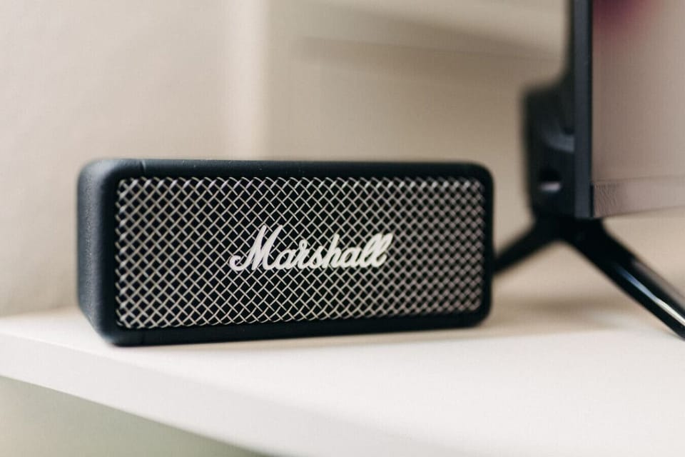 Deine Lieblingssongs perfekt inszeniert – mit dem Marshall-Speaker genießt du kraftvollen Sound für entspannte Abende oder den perfekten Start in den Tag. Verbinde dein Gerät und lasse den Raum mit deiner persönlichen Playlist erstrahlen!