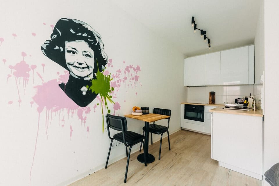 Kunst trifft Komfort! Dein stilvolles Apartment mit charakterstarkem Wanddesign, gemütlicher Sitzecke und voll ausgestatteter Küche. Genieße entspanntes Wohnen mit Highspeed-WLAN und individuellem Flair in urbaner Atmosphäre.
