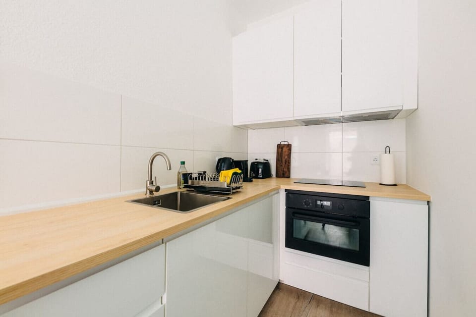 Moderne Küche für deine kulinarischen Momente! Voll ausgestattet mit Herd, Backofen, Spüle & Kaffeemaschine – hier kannst du entspannt kochen & genießen. Perfekt für ein schnelles Frühstück oder ein gemütliches Dinner nach einem langen Tag!