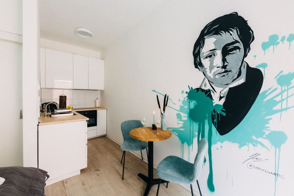 Modern, gemütlich und voller Charakter – diese Küche ist nicht nur ein Ort zum Kochen, sondern zum Ankommen. Genieße ein Glas Wein am stilvollen Esstisch, umgeben von toller Kunst. Hier verschmelzen Design und Komfort zu einem echten Wohlfühlort!