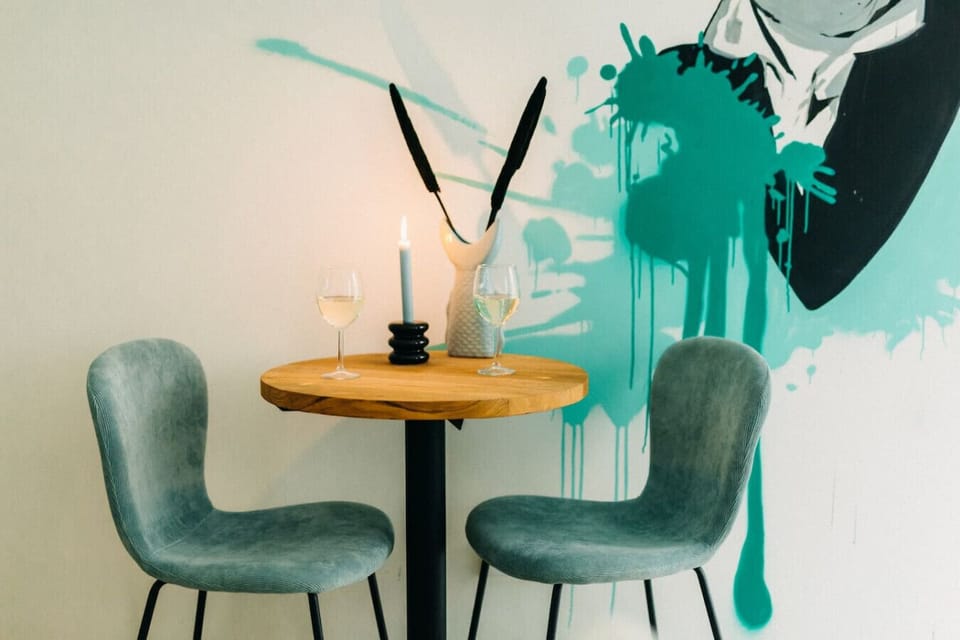 Ein gemütlicher Platz für zwei! Ob Kaffee am Morgen oder ein Glas Wein am Abend – dieser Essbereich lädt zum Verweilen ein. Stilvolles Design sorgt für eine besondere Atmosphäre und macht jeden Moment besonders.