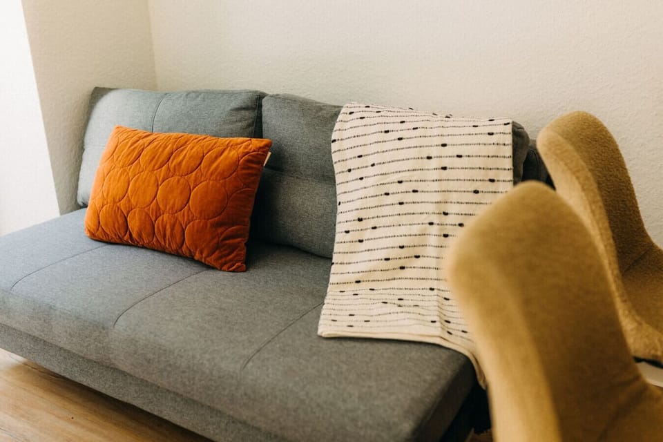️ Gemütliche Schlafcouch – Diese stilvolle Couch dient nicht nur als bequeme Sitzgelegenheit, sondern kann auch als Schlafcouch genutzt werden. Perfekt für entspannte Abende oder zusätzlichen Schlafkomfort.