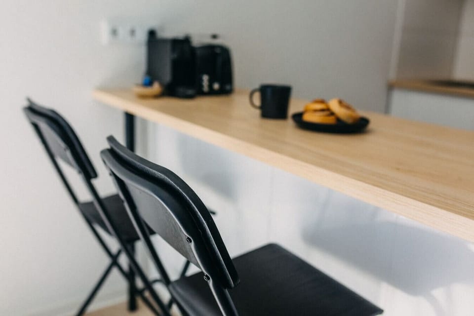 Gemütliche Frühstücksecke. Beginne den Tag entspannt an der stilvollen Bartheke mit frisch gebrühtem Kaffee und leckeren Gebäckstücken. Perfekt für einen ruhigen Start in den Morgen oder ein entspanntes Abendessen.