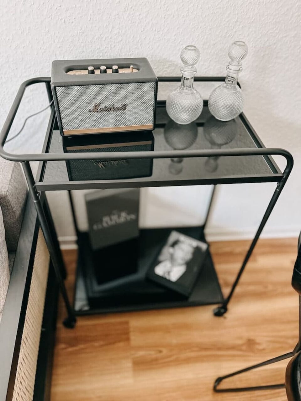 Dein Lounge-Moment: Genieße sanfte Jazzklänge aus dem Marshall-Speaker, ein gutes Buch und stilvolle Glaskaraffen. Perfekt für entspannte Abende mit einem Drink in stilvollem Ambiente.