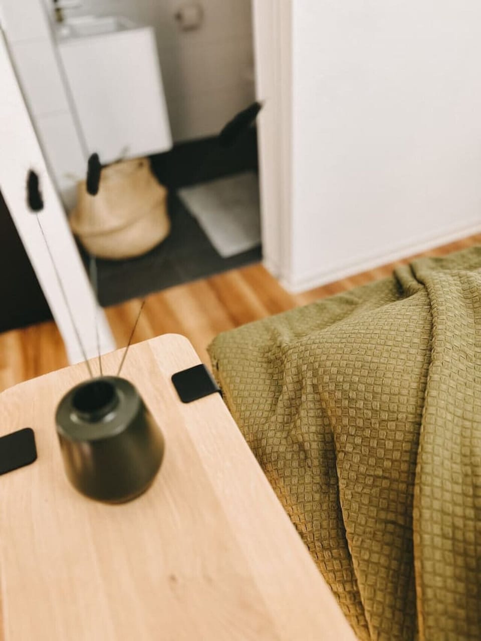 Natürliche Akzente & stilvolle Details! Das warme Olivgrün der Decke trifft auf minimalistisches Design – perfekt für entspannte Nächte und gemütliche Morgen. Hier beginnt dein Tag mit Ruhe und Eleganz.