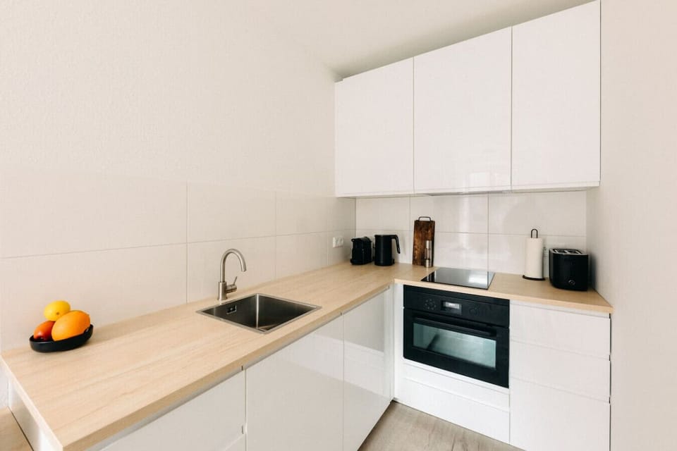 Kochen wie zu Hause! Die moderne, voll ausgestattete Küche bietet alles, was du für deine Lieblingsgerichte brauchst. Hochwertige Geräte, stilvolles Design und eine einladende Atmosphäre machen jede Mahlzeit zum Genuss.