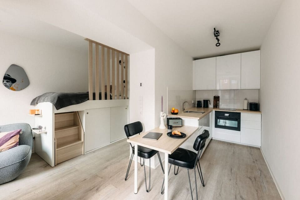 Modernes Apartment mit cleverem Raumdesign! Das gemütliche Hochbett schafft mehr Platz im Wohnbereich, während die voll ausgestattete Küche dich zum Kochen einlädt. Perfekt für stilbewusste Gäste, die Komfort & Funktionalität schätzen.