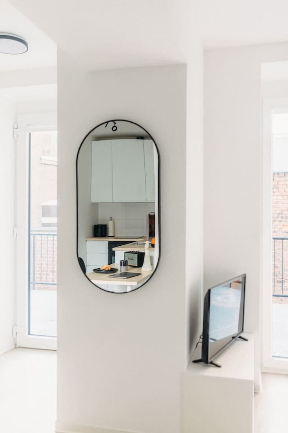 Ein Blick in den Spiegel und du siehst mehr als nur dein Spiegelbild – hier beginnt dein perfekter Aufenthalt. Modernes Design, gemütliche Atmosphäre, alles was du für einen entspannten City-Trip brauchst. Willkommen in deinem stilvollen Rückzugsort