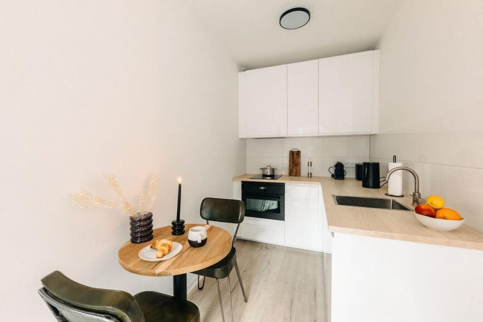 Starte deinen Tag mit einer heißen Tasse Kaffee in dieser gemütlichen Essecke. Die moderne Küche bietet alles, was du brauchst, um dich wie zu Hause zu fühlen. Perfekt für ein entspanntes Frühstück oder ein romantisches Dinner.
