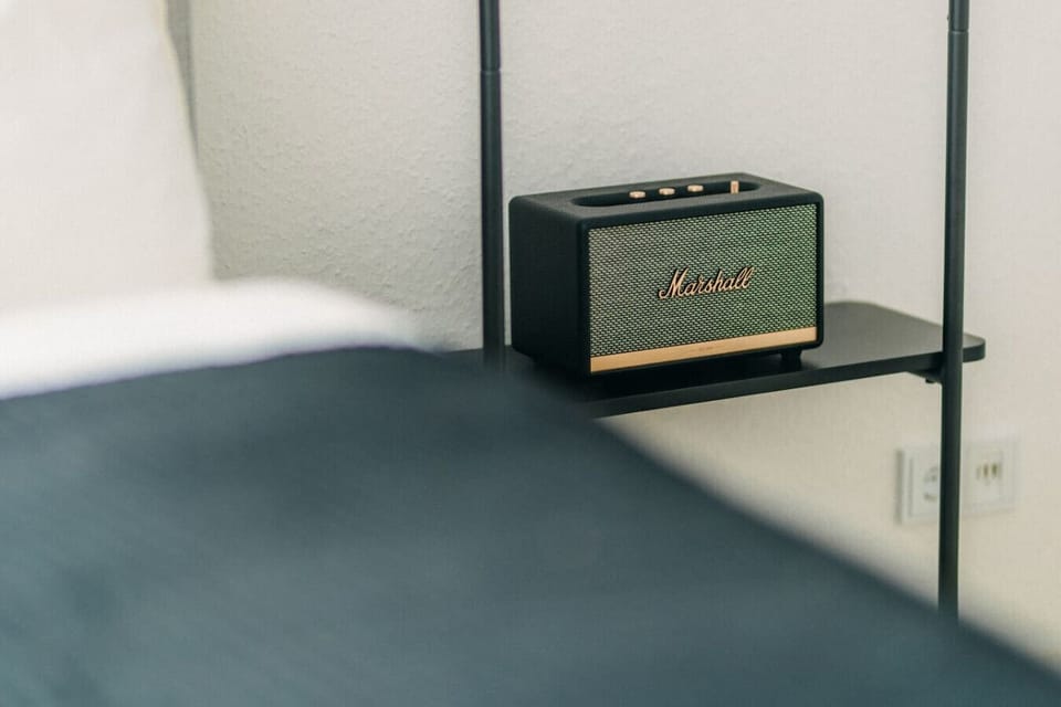Klangvolle Momente: Mit dem stilvollen Marshall-Lautsprecher wird Dein Aufenthalt zur perfekten Symbiose aus Design und Sound. Sanfte Hintergrundmusik oder Lieblingsplaylist – genieße die Atmosphäre und entspanne in Deinem persönlichen Rückzugsort.